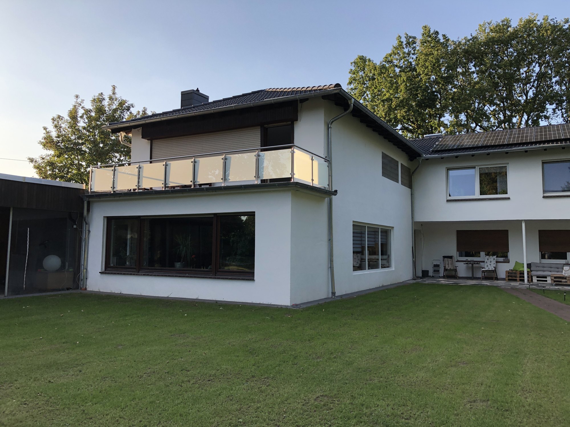 Außenansicht des Hauses mit Garten