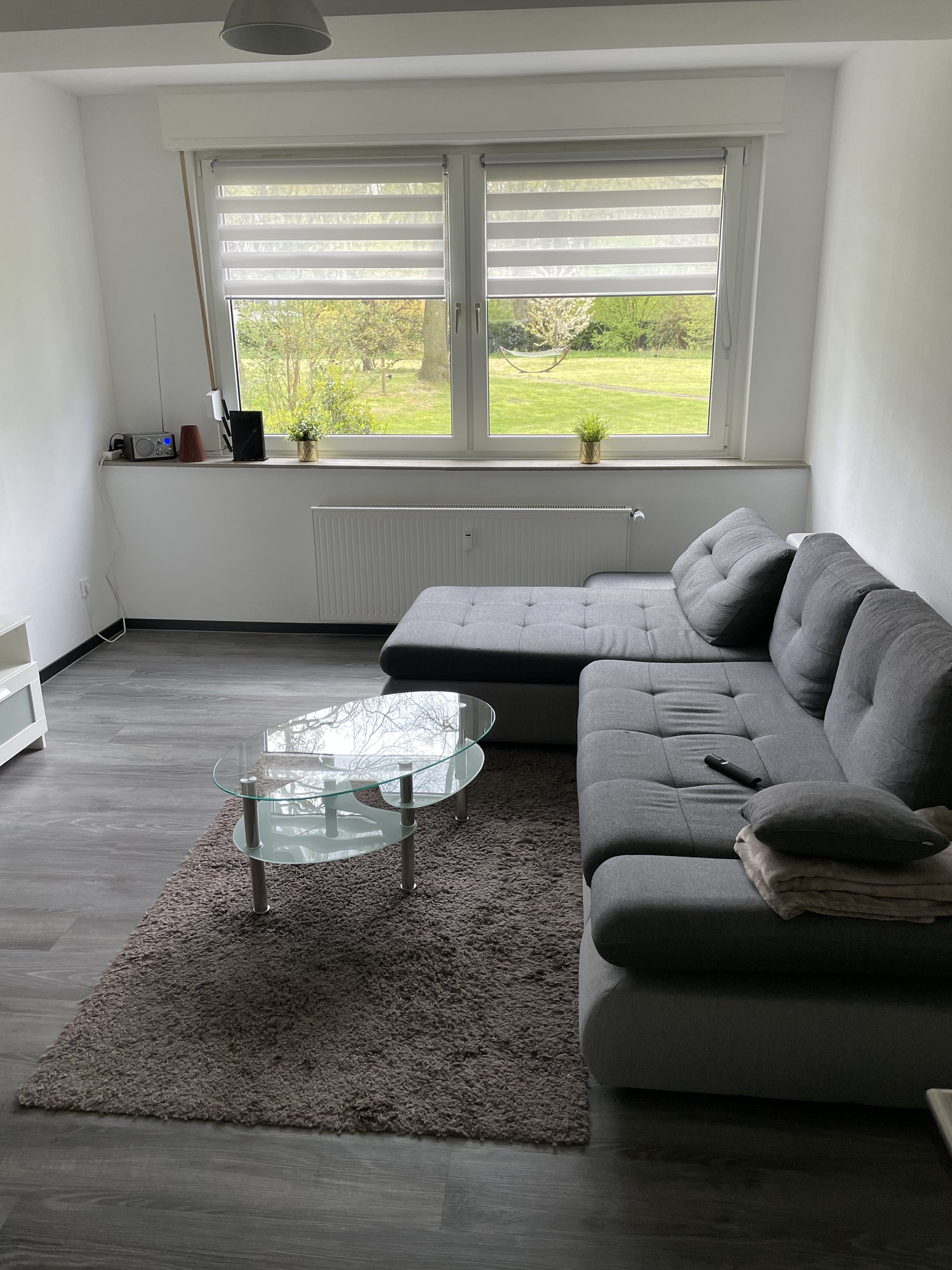 Wohnbereich mit Sofa und Couchtisch