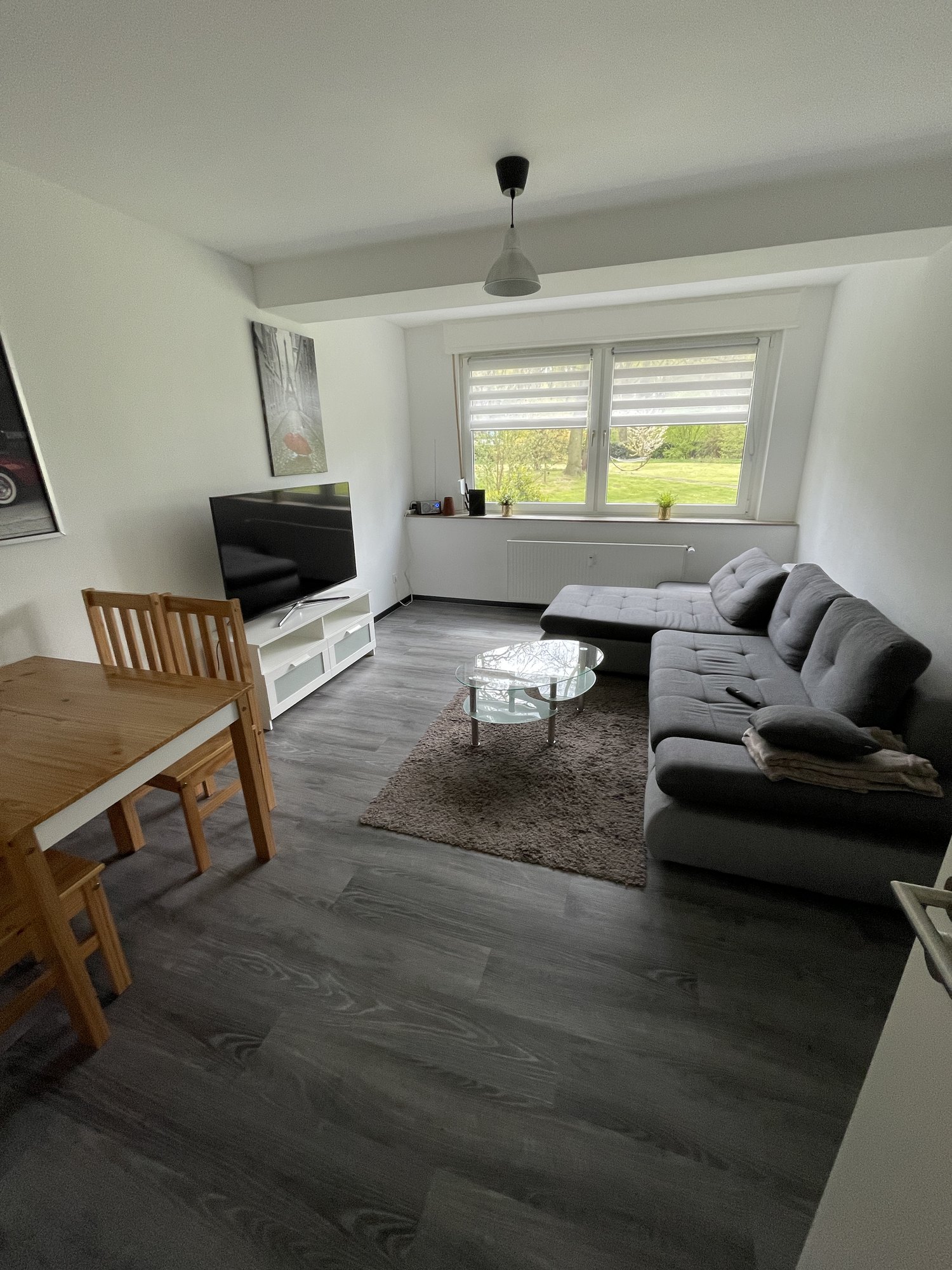 Wohnzimmer mit Sofa und Essplatz