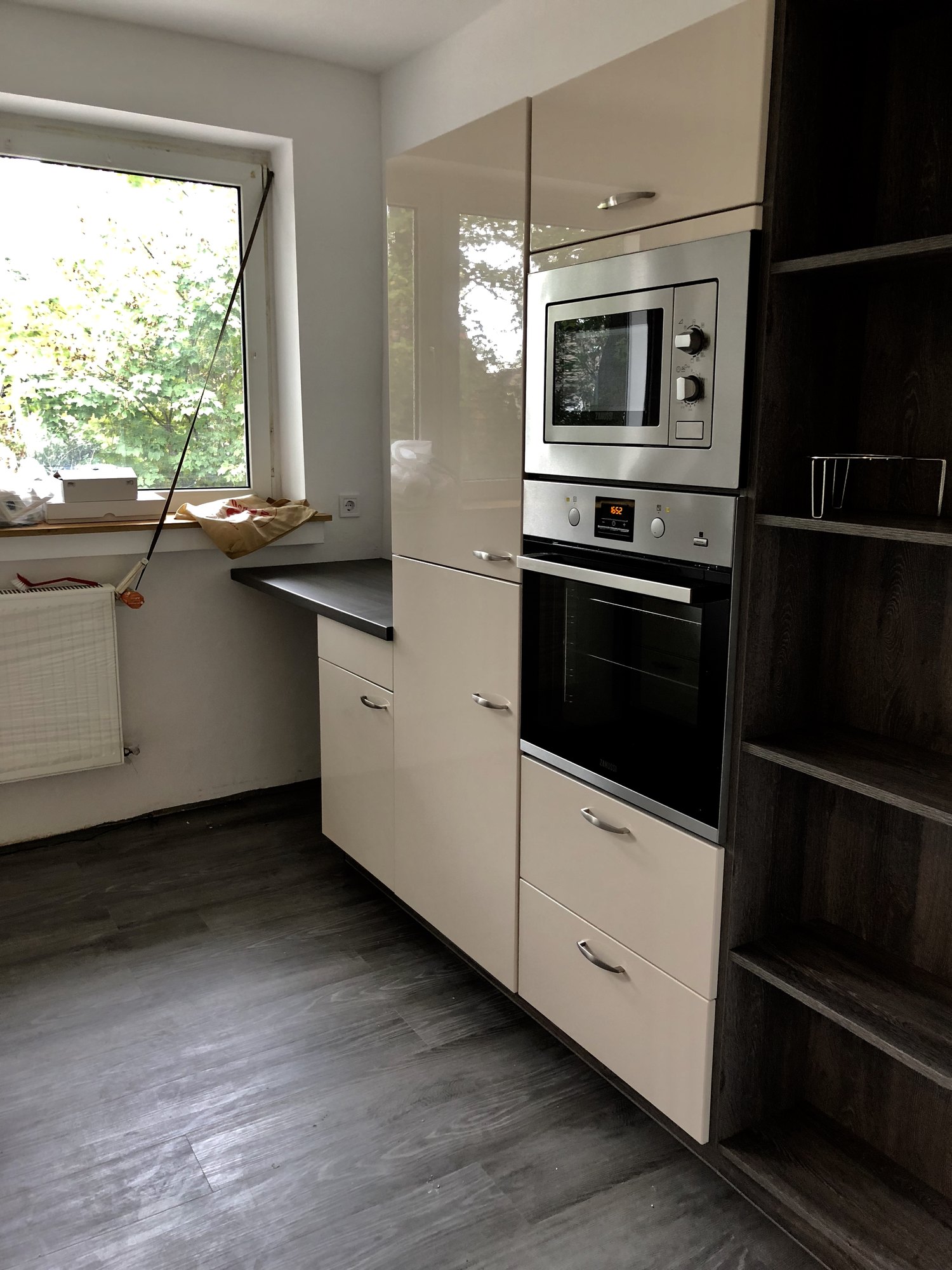 Küche mit Backofen und Küchenzeile