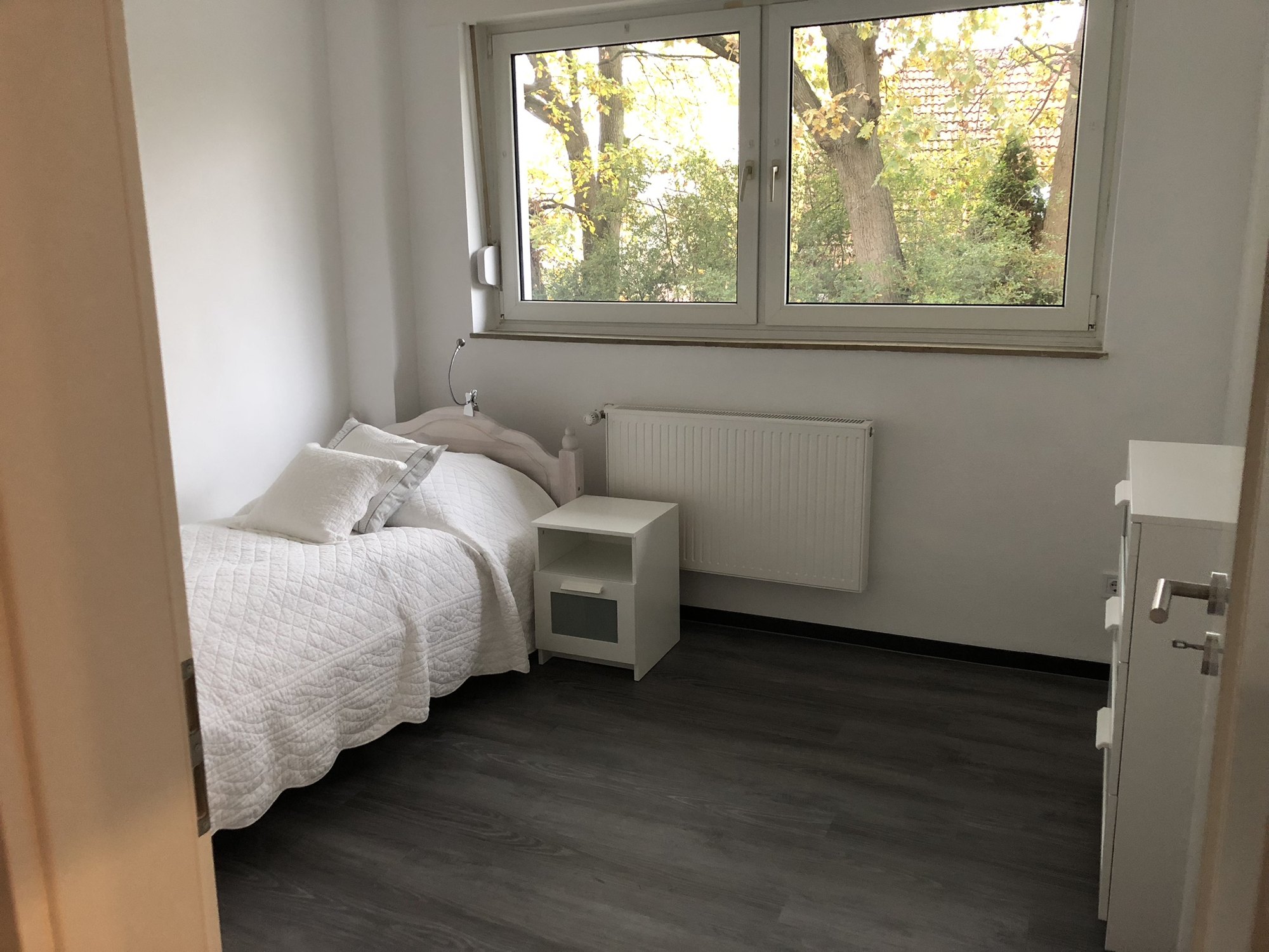 Schlafzimmer mit zwei Einzelbetten