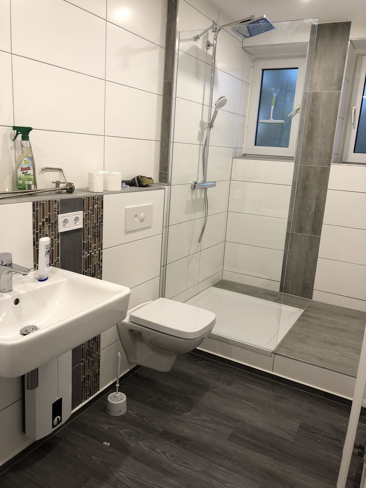 Badezimmer mit Dusche