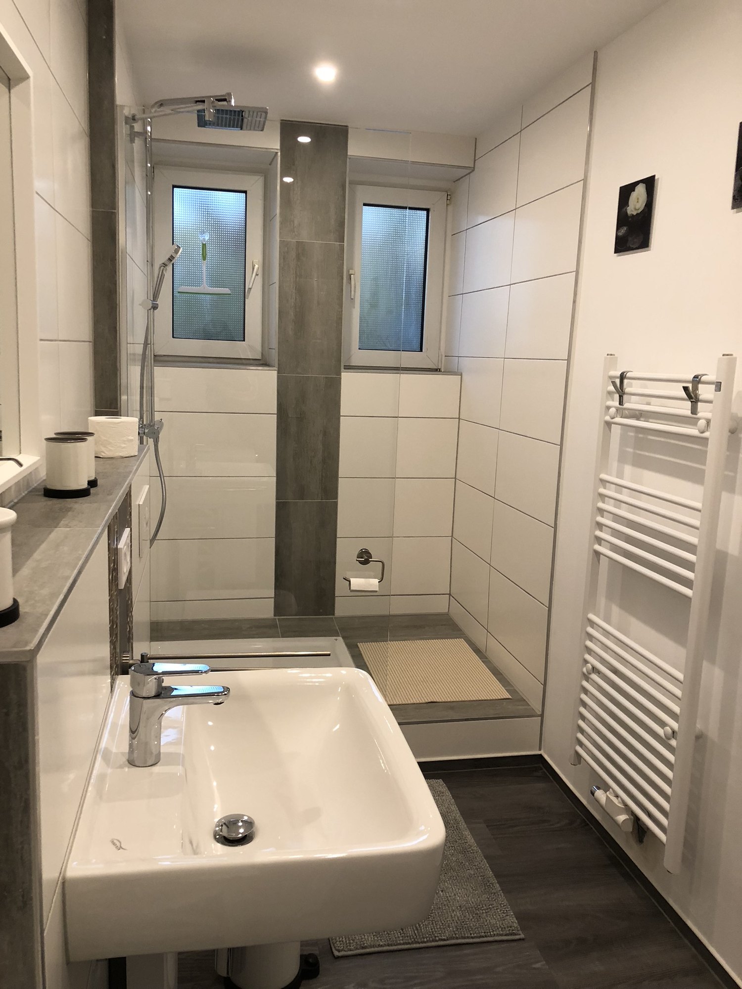 Modernes Bad mit Waschbecken und Dusche
